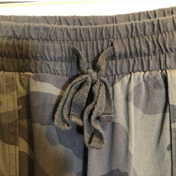 Splendid Super Soft Camouflage Joggers Size XS EUC - Picture 7 of 13